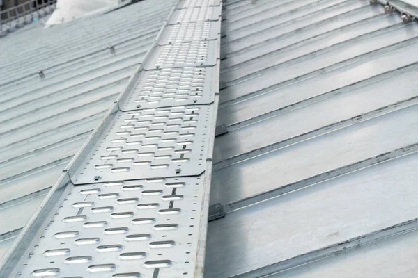 镀锌钢制地板安装在倾斜的钢制屋顶上 以便通过和维护屋顶 — 图库照片