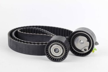 Zaman kemeri ve tekerlekler. Motorların onarımı ve bakımı için yedek parçalar..