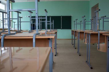Boş sınıf, ters dönmüş sandalyeler, salgın sırasında uzak mesafe eğitimi..