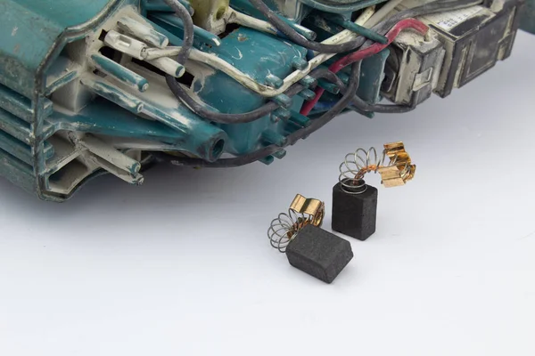 Motorun motorlarını manüel güç aracıyla değiştirmek.