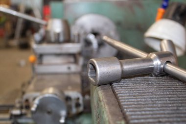 Dönüş makinesinin bulanık siluetinin arka planına karşı kesicinin anahtarı