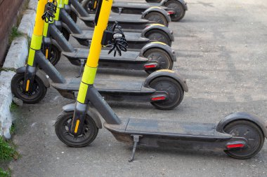 Şehir parkında elektrikli scooterlar, aktif eğlence ve spor.