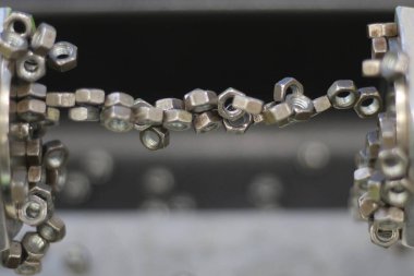 Okul derslerinde küçük çelik fındık örneklerini kullanarak manyetik alanın özelliklerini inceliyorum..