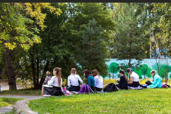 Grupp Skolflickor Tillbringar Utomhusaktiviteter Stadsparken — Stockfoto