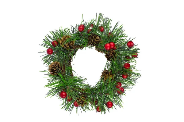 圣诞节和新年的象征 一个用小红球装饰的云杉树枝做成的花环 用白色隔开 — 图库照片