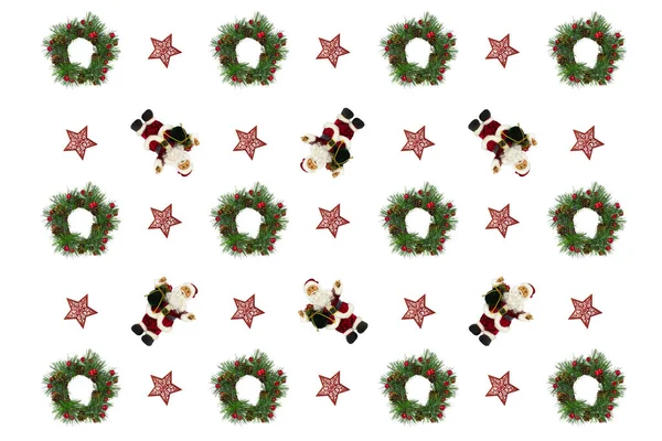 Weihnachtsmuster Von Nikoläusen Und Einem Kranz Aus Fichtenzweigen Isoliert Auf — Stockfoto