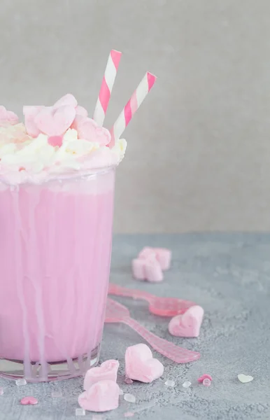 Růžová Čokoláda Koktejl Šlehačkou Marshmallows — Stock fotografie
