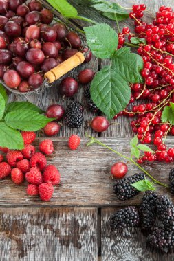 Taze çilek rustik ahşap arka plan üzerinde çeşitli