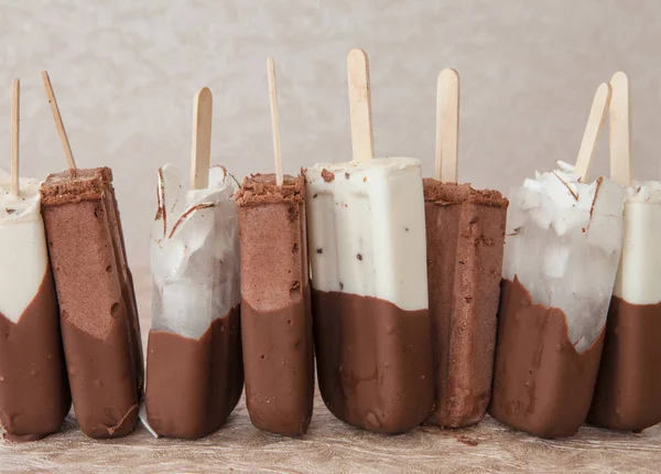 Chokladglass Täckt Isglass Med Vanilj Och Kokos — Stockfoto