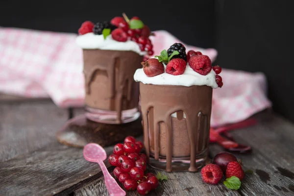 Bir bardak taze çilek ile çikolata mousse