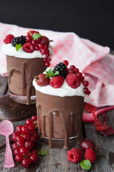 Chocolade Mousse Een Glaasje Met Verse Bessen — Stockfoto