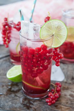 Uzun bardak kırmızı kuş üzümü ve kireç kokteyl