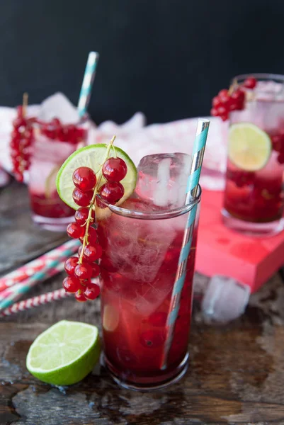 Cocktail Vidro Alto Com Groselhas Vermelhas Limão — Fotografia de Stock