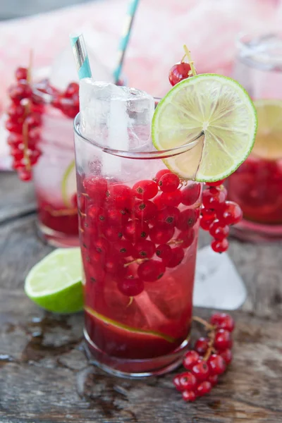 Cocktail Vidro Alto Com Groselhas Vermelhas Limão — Fotografia de Stock