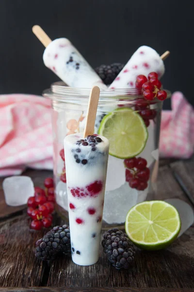Frozen yogurt popsicles — Stock Photo, Image