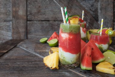 Taze meyve ve yoğurt ile renkli güler yüzlü