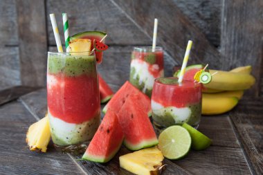 Taze meyve ve yoğurt ile renkli güler yüzlü