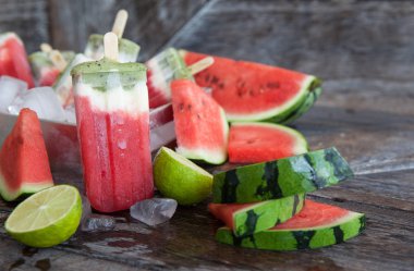 Ev yapımı meyveli dondurma dondurmayı tatlı su kavun ile