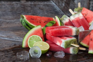 Ev yapımı meyveli dondurma dondurmayı tatlı su kavun ile