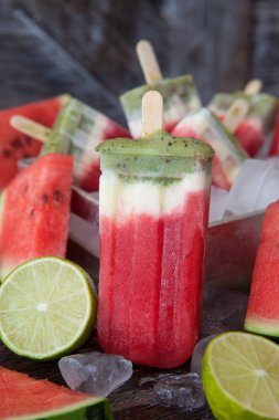 Ev yapımı dondurma popsicles