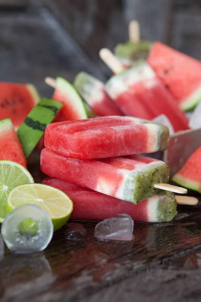 Ghiaccioli Fruttati Fatti Casa Con Anguria Fresca — Foto Stock