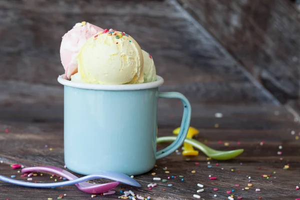 Красочные Мороженое Брызгами Винтажной Эмали Кружку — стоковое фото
