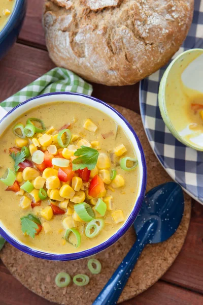 Färgglad Vegetarisk Majssoppa Med Röd Paprika Och Vårlök — Stockfoto