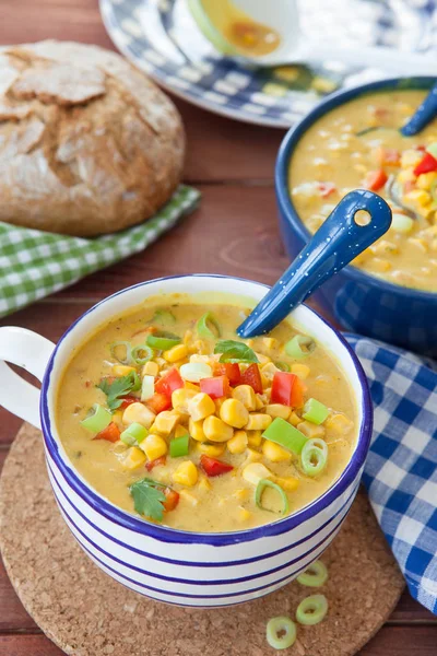 Färgglad Vegetarisk Majssoppa Med Röd Paprika Och Vårlök — Stockfoto