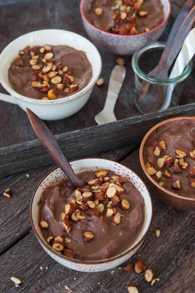 Delizioso Budino Cioccolato Con Mandorle Arrosto Salsa Caramello — Foto Stock