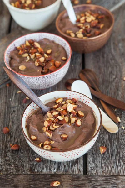 Pudim Chocolate Delicioso Com Amêndoas Torradas Molho Caramelo — Fotografia de Stock