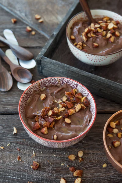 Delizioso Budino Cioccolato Con Mandorle Arrosto Salsa Caramello — Foto Stock