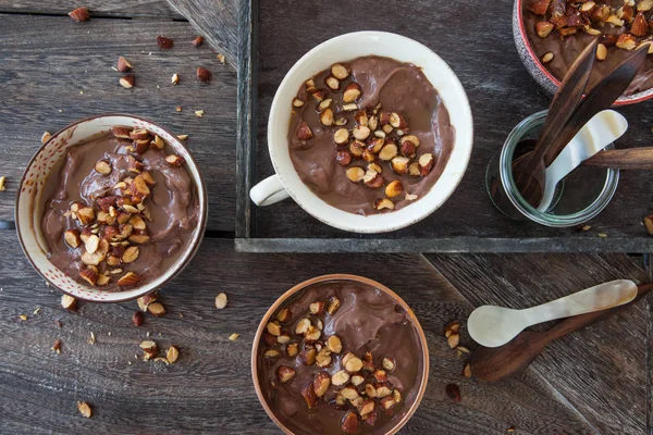 Pudim Chocolate Delicioso Com Amêndoas Torradas Molho Caramelo — Fotografia de Stock