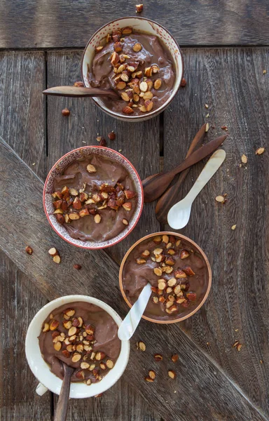 Kavrulmuş badem ve karamel sos ile lezzetli çikolatalı puding