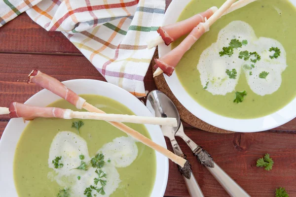 Yapımı Krem Bezelye Çorbası Ekmek Sopa Ile Jambon Füme — Stok fotoğraf