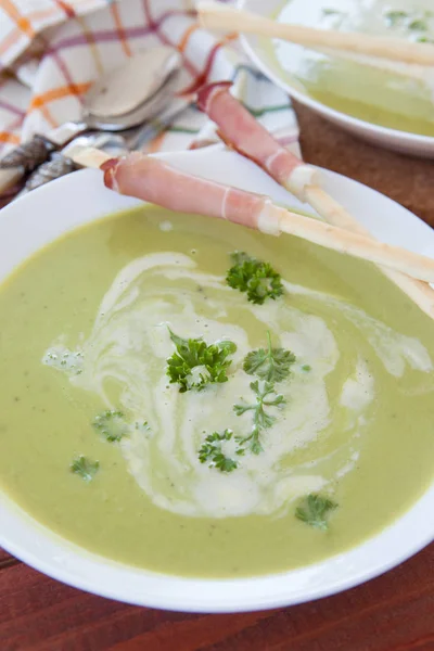 Yapımı Krem Bezelye Çorbası Ekmek Sopa Ile Jambon Füme — Stok fotoğraf