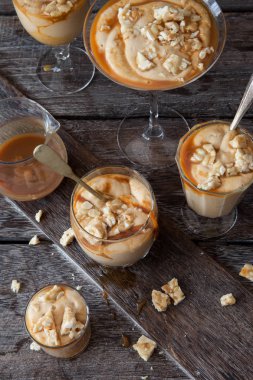 Karamela ve yerfıstığı şekeri ile lezzetli karamelli mus