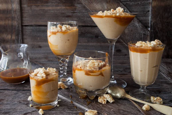 Köstliches Karamellmousse Mit Butterschmalz Und Erdnusskrokant — Stockfoto