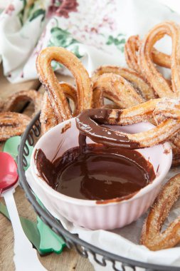 Tarçın ve şeker ile lezzetli derin kızarmış churros