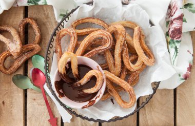 Tarçın ve şeker ile lezzetli derin kızarmış churros