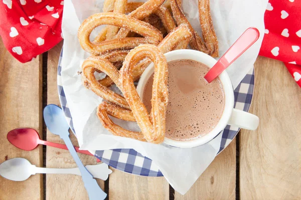 Tarçın Şeker Ile Lezzetli Derin Kızarmış Churros — Stok fotoğraf