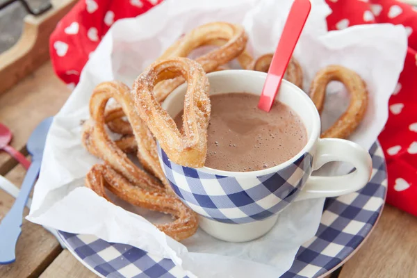 Tarçın Şeker Ile Lezzetli Derin Kızarmış Churros — Stok fotoğraf