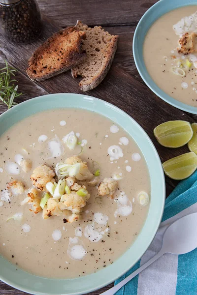 Placa Sopa Cremosa Con Coliflor Tostada Cebolletas —  Fotos de Stock