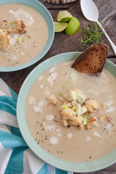 Cremige Suppe mit geröstetem Blumenkohl — Stockfoto