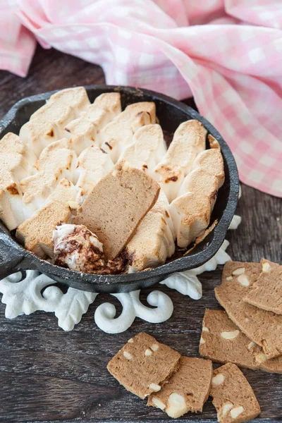 Geschmolzene Schokolade Und Geröstete Marshmallows Mit Keksen Zum Dippen — Stockfoto