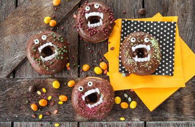 Krema ve şeker çikolata parçacıklı ile korkunç Halloween donut