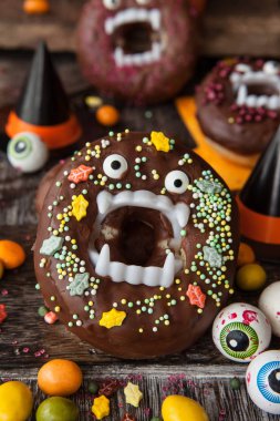 Krema ve şeker çikolata parçacıklı ile korkunç Halloween donut