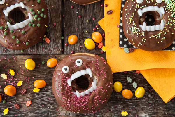 Krema Şeker Çikolata Parçacıklı Ile Korkunç Halloween Donut — Stok fotoğraf