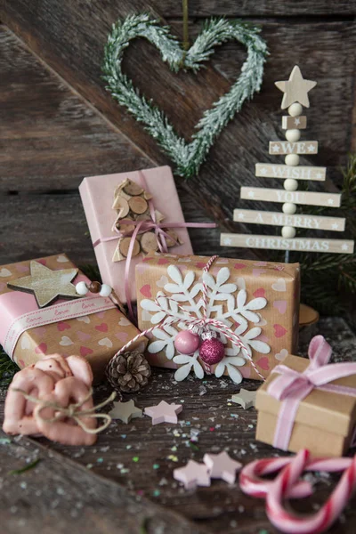 Kleine Weihnachtsgeschenke Und Dekorationen Für Ein Frohes Weihnachtsfest — Stockfoto