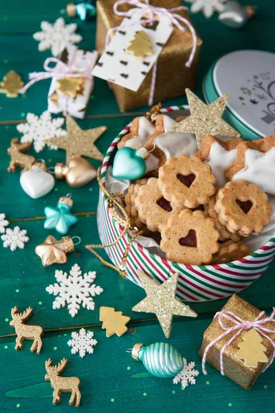 Gläschen Plätzchen Und Weihnachtsdekoration — Stockfoto