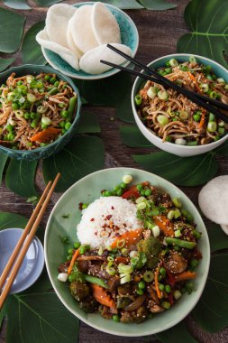 Sığır eti, pirinç ve sebzeler ile Çin yemeği